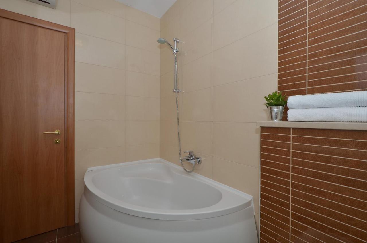 Apartmani Adela Solin Exterior photo